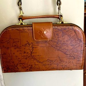 Patricia Nash crossover body. Adjustable strap. Brown signature Europe map